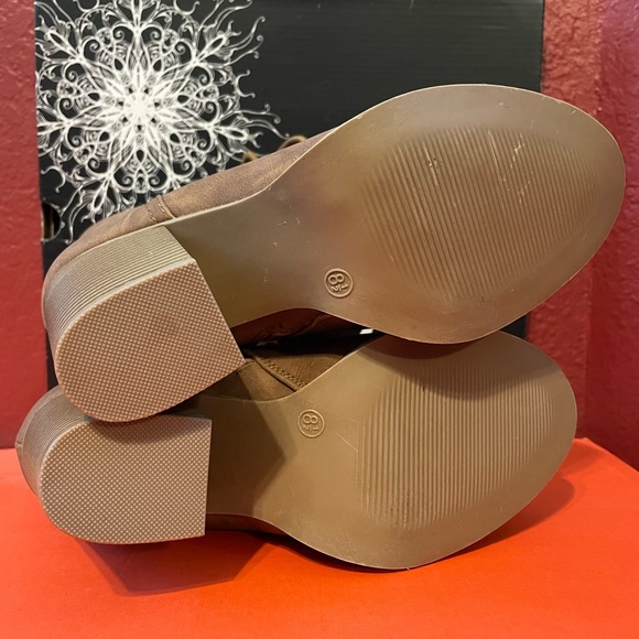 Curfew Brand, size 8.5, 3.5 in. Tall Heel Boots. - Picture 11 of 13